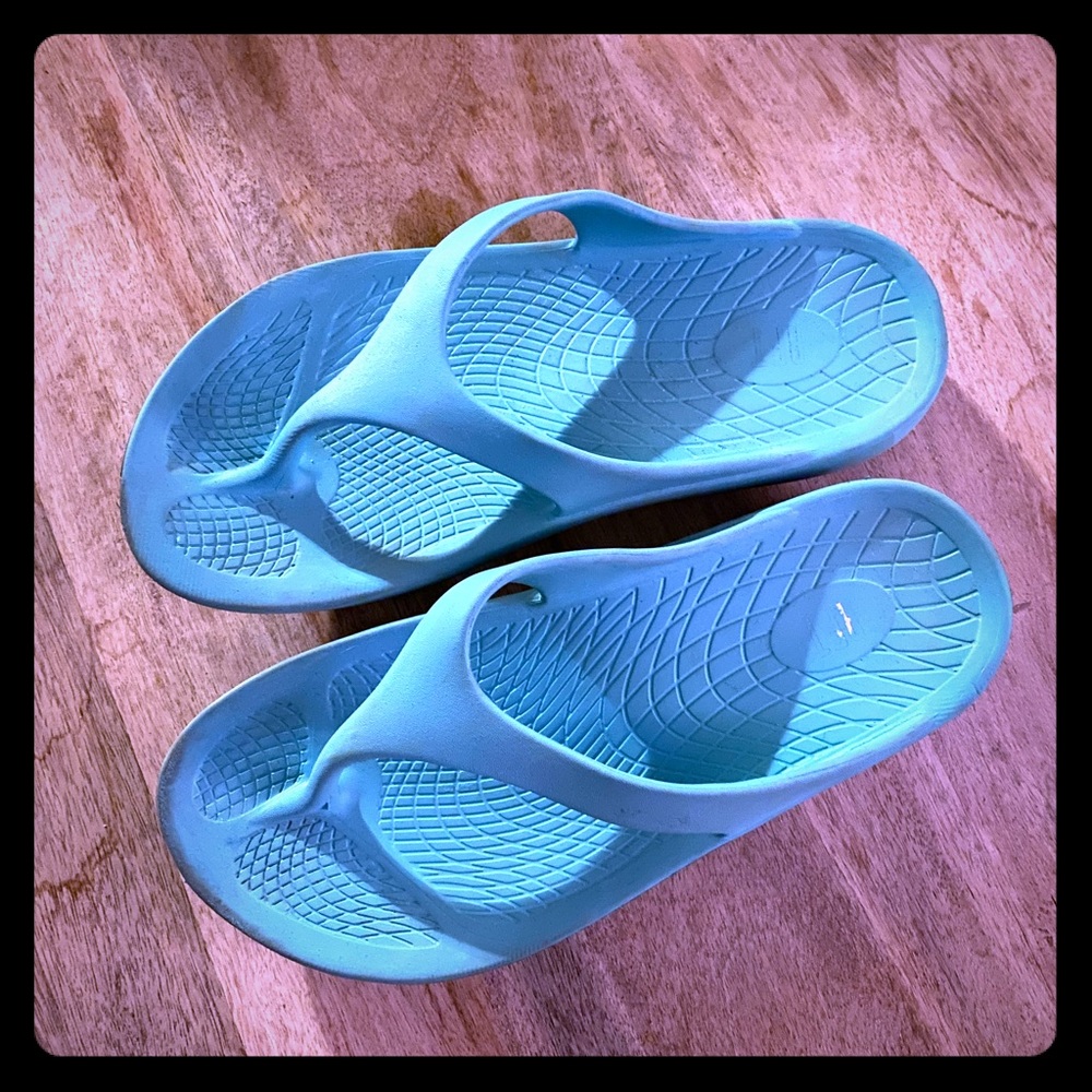 Women’s island surf company flip flops size 9